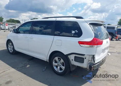 2014 Toyota Sienna Le V6 8 Passenger z USA, uszkodzony, nr VIN 5TDKK3DC3ES438458